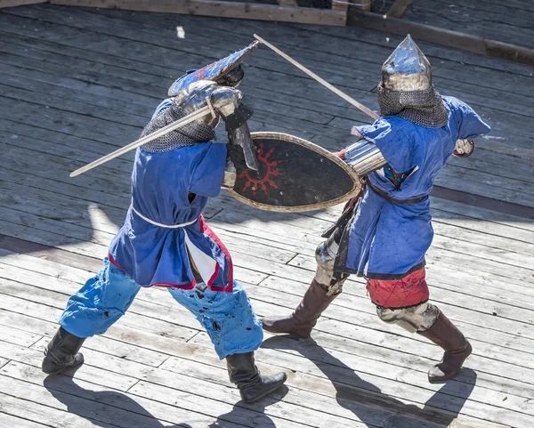  Şövalyeler arenada mücadele 