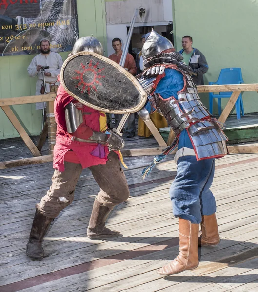  Şövalyeler arenada mücadele  