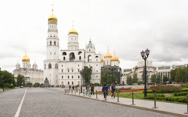 Kremlin.View of the cathedrals.Tourists visiting the sights — Stock Photo, Image