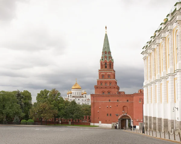 Кремлевская башня Боровицкая. На посту стоит охрана. Туристы c — стоковое фото