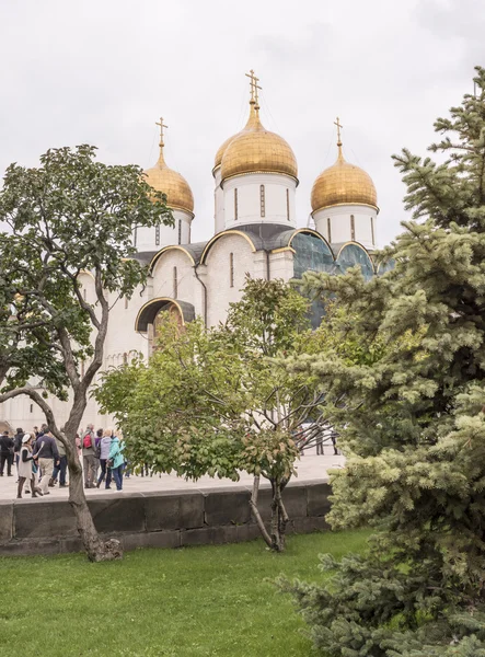 Kremlin.Vista das catedrals.Turistas que visitam os pontos turísticos — Fotografia de Stock