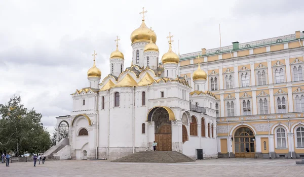Kremlin. Blagoweschtschenski-Kathedrale. Touristen besuchen die Sehenswürdigkeit — Stockfoto