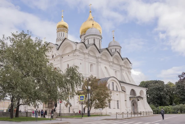 Kremlin. Aartsengel Cathedral.Tourists een bezoek aan de bezienswaardigheden — Stockfoto