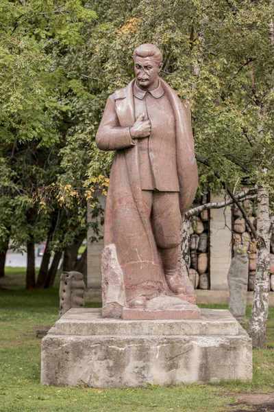 Sculptuur "Joseph Stalin" in het park Muzeon, roze graniet. Boetseren — Stockfoto