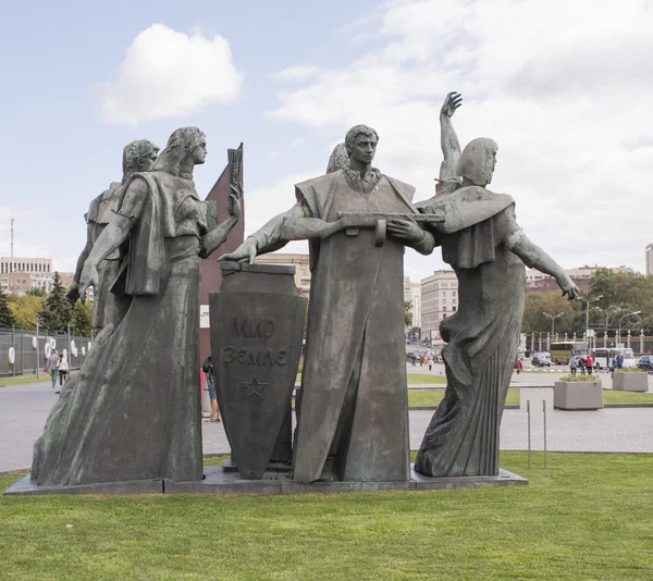 Scultura "Pace al mondo" nel parco di Muzeon. Scultore M. Babu — Foto Stock