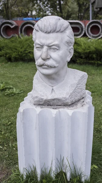 Escultura "Retrato de Stalin" no parque Muzeon, mármore — Fotografia de Stock