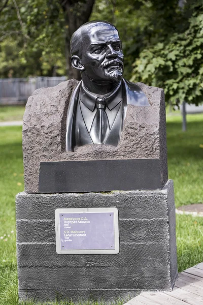 雕塑"列宁的画像"在公园里缪斯 — 图库照片