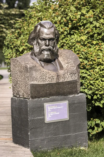 Sculpture "Karl Marx's Portrait" in the park Muzeon — Φωτογραφία Αρχείου