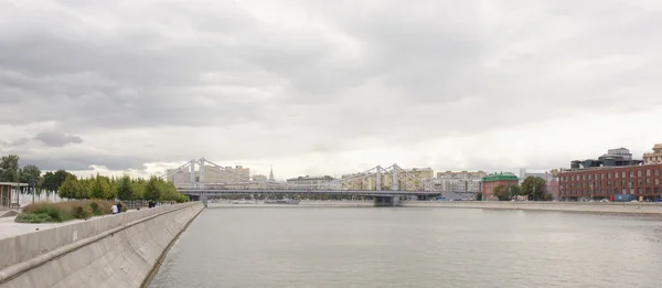 Krimbrücke. Auf den Kais bewegen sich Fußgänger und Autos — Stockfoto