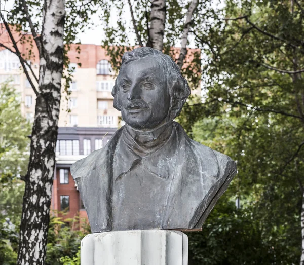 Скульптура "Портрет Н.В. Гоголя" в парке Музеон, бронза — стоковое фото