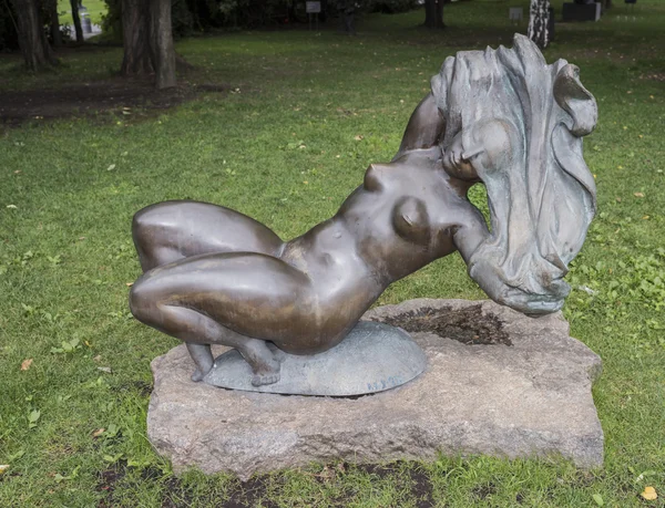 Sculpture "Le mensonge" dans le parc Muzeon, bronze. Sculpteur K.S — Photo