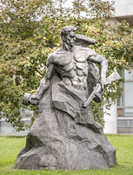 Skulptur "bis zum bitteren Ende kämpfen" im Muzeon Park, Aluminium. — Stockfoto