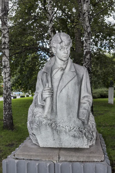 Sculptuur "Sergej Jesenin" in het park Muzeon, marmer. Beeldhouwer — Stockfoto