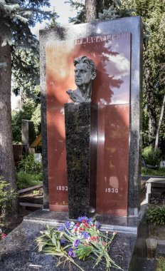 Novodevichye Cemetery.The mezar şair Vladimir Mayakovski