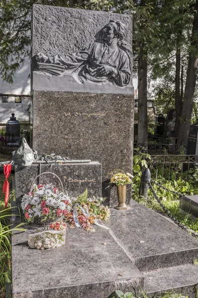 Cementerio Novodevichye. La tumba del escritor Nikolai Ostrovsky — Foto de Stock