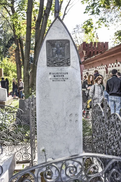 La tumba de Anton Chekhov. Clientes visitando la tumba —  Fotos de Stock