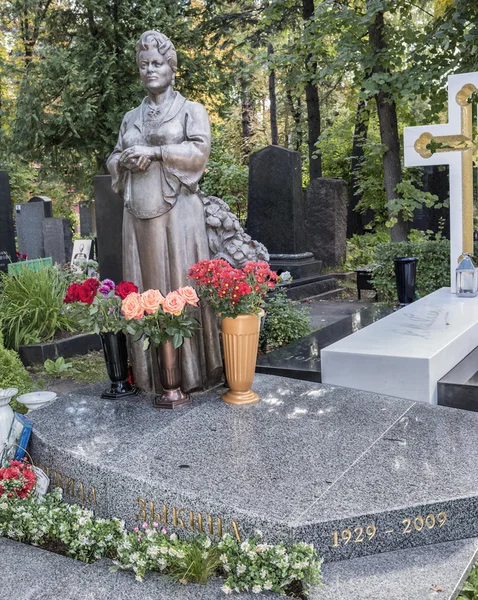 Novodevichye Cemetery. Grave to singer Lyudmila Zykina — Stock Photo, Image