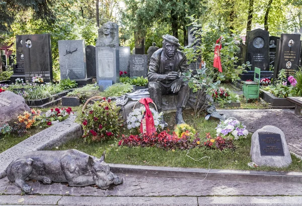 Novodevichye de begraafplaats. Ernstige acteur Yuri Nikulin — Stockfoto