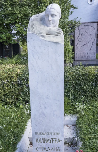 Серйозні Надєжда Алілуєва Stalina (пам'ятник від I.V.Stalin) — стокове фото