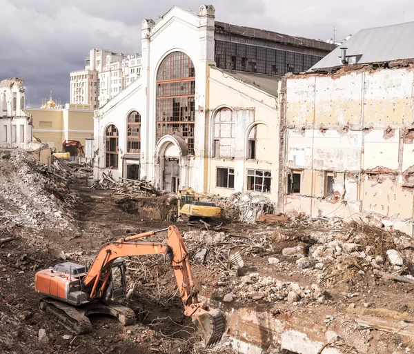 Excavators destroying the building in the center of Moscow,nea — Stock Photo, Image