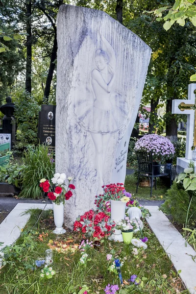 Novodevichye Cemetery. Grave to ballerina Galina Ulanova — Stock Photo, Image