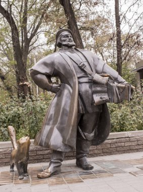 Seyyar satıcı ile sokak Bolshaya tren üzerinde bir kedi heykel