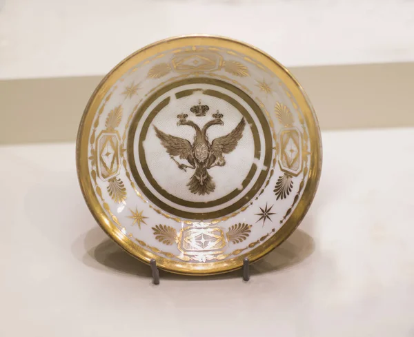 Тарелка с гербом. Музей Отечественной войны 1812 года — стоковое фото