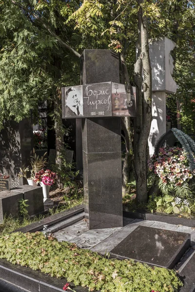 Novodevitsji-begraafplaats. Ernstige acteur Boris Chirkov — Stockfoto