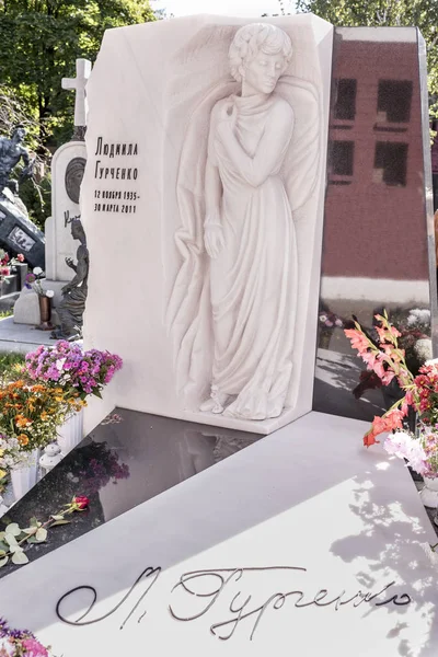 Novodevichy Cemetery. Grave actress Lyudmila Gurchenko — Stock Photo, Image