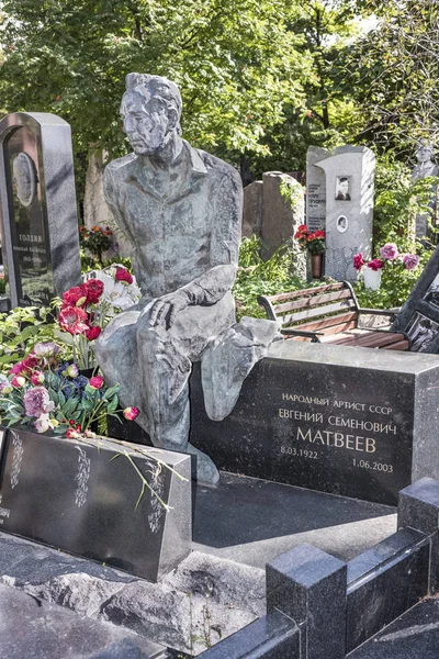 Nowodewitschij-Friedhof. Grabschauspieler Jewgeni Matwejew — Stockfoto