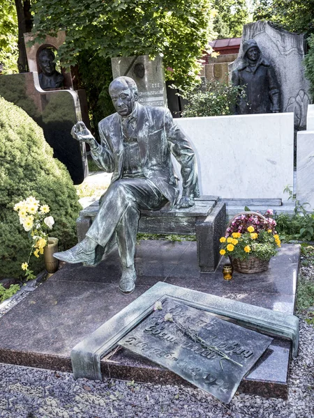 Novodevitsji-begraafplaats. Ernstige acteur Evgeny Evstigneev — Stockfoto