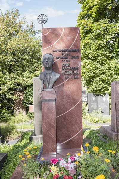 Novodevichye Friedhof. Grabansager Juri Lewitan — Stockfoto