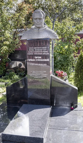 Novodevichye de begraafplaats. Graf kosmonaut German Titov — Stockfoto