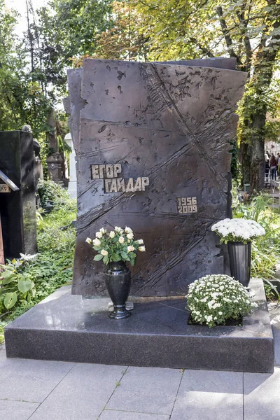 Novodevichye temető. Sír politikus Jegor Petrovics Gajdar — Stock Fotó