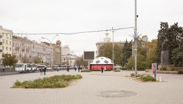 On Bolshaya Sadovaya moving cars. On the sidewalk are pedestria — Stock Photo, Image