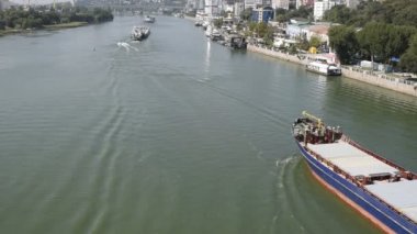   Don nehirde Yüzme kargo gemileri