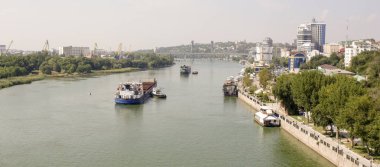 Üzerinde Rostov-on-Don nehirde Yüzme kargo gemileri