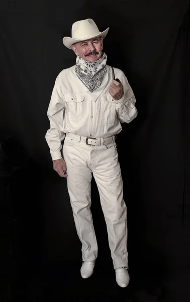 Il cowboy con baffi in un cappello bianco, fumando una pipa — Foto Stock