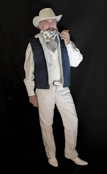El vaquero con bigote en un sombrero blanco, fumando un cigarro — Foto de Stock