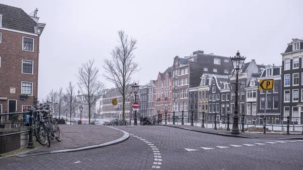 Amsterdam. En las calles de la antigua ciudad los turistas se mueven y —  Fotos de Stock