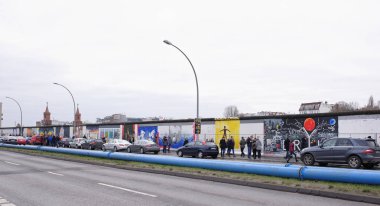  Berlin Duvarı ziyaret etti ve onu fotoğraflandı turistler. T