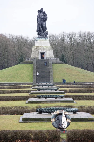 Memorial complex of the Soviet Liberator Soldier in Treptow Pa — Stock Photo, Image