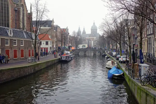 Along the canal walk citizens and moving vehicles — Stock Photo, Image