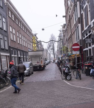  İnsanlar sokaklarda yürüyen ve araç taşıma