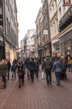  İnsanlar sokaklarda yürüyen ve araç taşıma