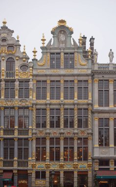  Grand Place bulunan eski lonca ev vardır. Her biri 