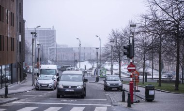 Trafik ışıkları, diğerleri park edilmiş iken Auto standında