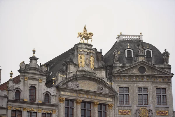 Rund um den großen Platz befindet sich das ehemalige Zunfthaus. jede von t — Stockfoto