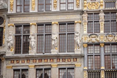  Grand Place bulunan eski lonca ev vardır. Her biri 