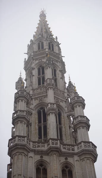 Auf dem großen Platz befindet sich das Rathaus. das Wetter ist bewölkt — Stockfoto